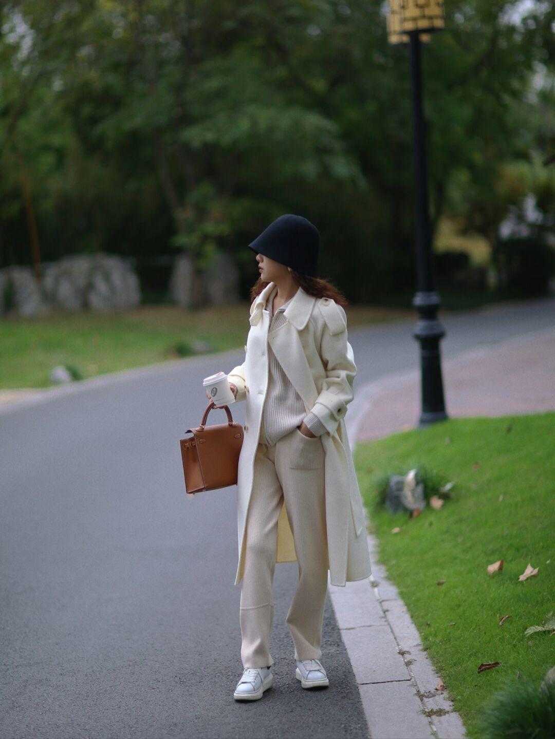 白色 长款大衣怎么穿保暖又洋气?看看这几种搭配方式,保暖又显气质