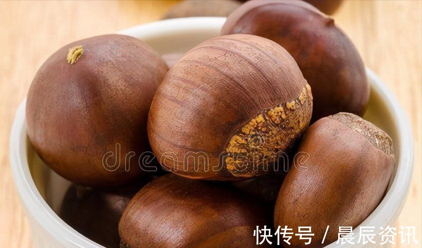 板栗好吃剥壳难,原来是用错了水,教你一招,去皮干净不伤手