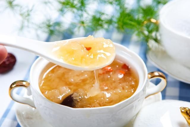 天冷干燥，女人要多吃它，煮成汤鲜甜浓稠，胶质满满，养颜又解馋