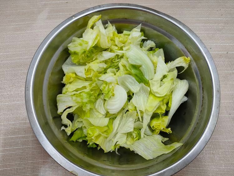 炒白菜帮，多加1样蔬菜一起炒，酸香可口，下饭好吃