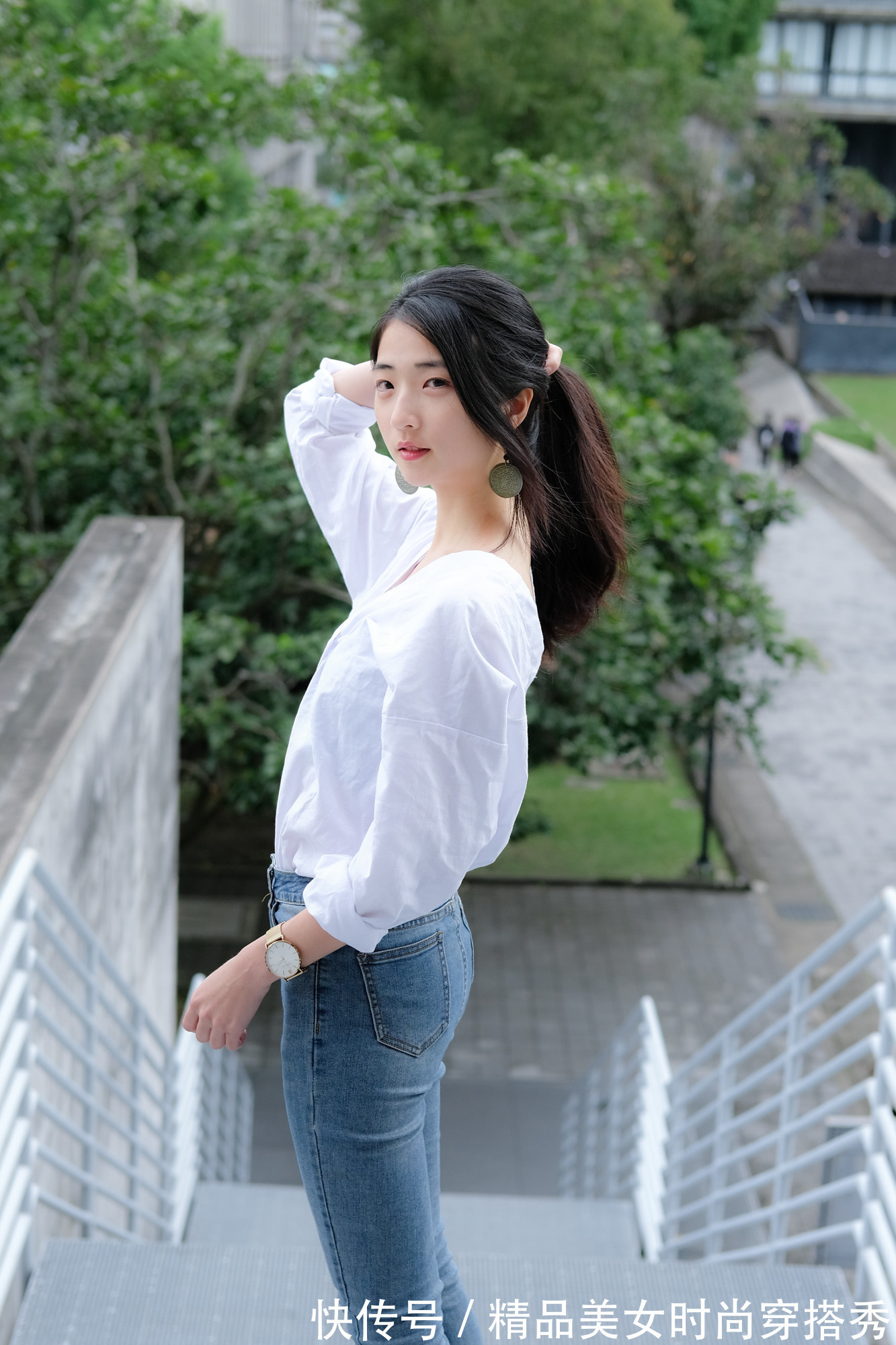 牛仔|白色衬衫下搭一条牛仔紧身裤,脚上一双小白鞋,舒适又休闲