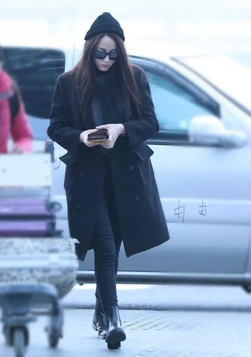 今年冬天，黑色大衣又火了！