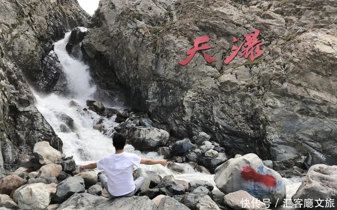 横跨崇山峻岭，穿越深山峡谷，独库公路“纵贯天山的景观大道”