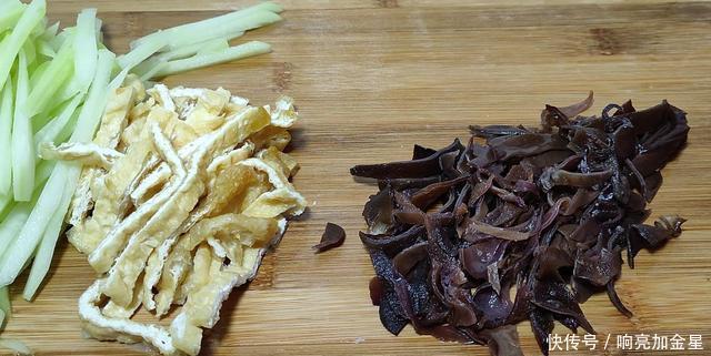 倒入|佛手瓜最健康的吃法,不煮汤不炒肉,出锅又香又下饭,真解馋