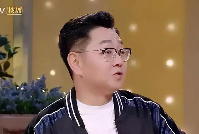 男性|调侃金晨、为金莎尴尬,张绍刚有色镜后,是大多数男性的“偏见”