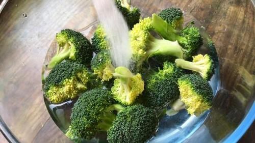 西兰花这样做太香了，不用炒不凉拌，我家一周吃6次，给肉都不换