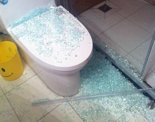 自爆|淋浴房玻璃自爆不是偶然!听专家一说完,才知很多人拿生命洗澡