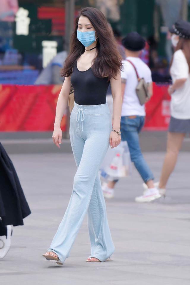 穿搭 低领口黑色紧身衣搭配阔腿裤,酷炫十足,迷人优雅