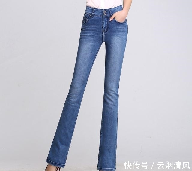 卫衣配牛仔裤才好看，上宽下窄无敌显瘦