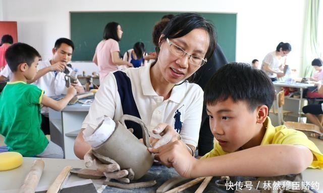 孩子|刚出生宝宝身上有“黑刺”,宝妈细心全拔掉,医生斥责太无知