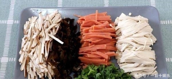 儿子|婆婆教我做的酸辣汤,儿子喝的很高兴,老公喝着喝着就会哭