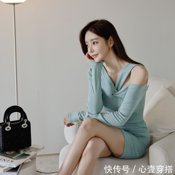 及膝裙|女神孙允珠的时尚搭配:萨拉曼卡涟漪谧蓝吊领及膝裙
