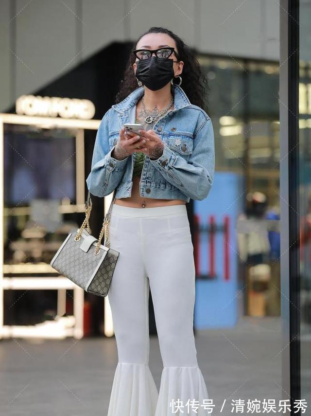 喇叭裤|短款牛仔外套搭配白色喇叭裤，个性满满，穿出自己的风格