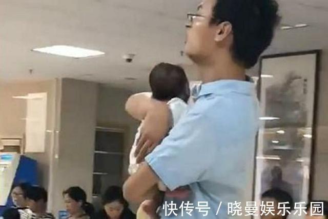 奶爸|“慌张奶爸”意外走红,抱着孩子五官都在用力,网友们笑翻一片