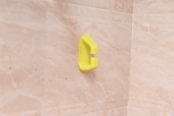 家里的塑料瓶一个也别扔，斜着切1刀放桌上，全家人都抢着用