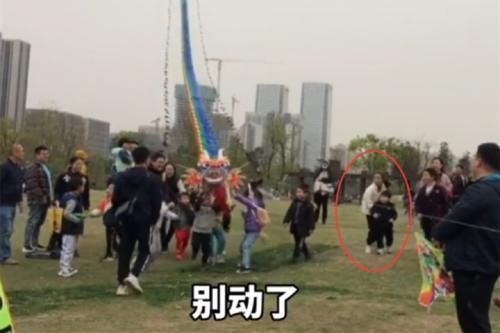 公共场合|熊孩子公园扯坏获奖风筝,大爷哭腔哀求,熊家长却炫耀孩子蹦得高