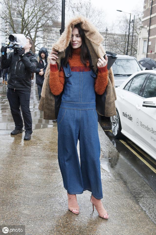 别以为穿背带裤就是“装嫩”，瞅瞅下面这穿搭，十分元气美腻