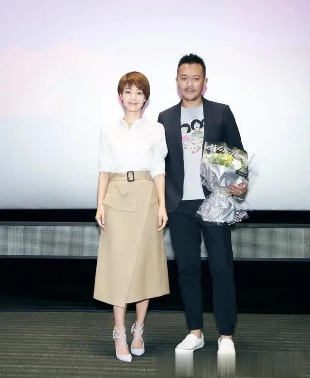 茶色|马伊琍把“上浅下深”带火了,奶茶色衬衫配烟管裤,温柔又高级