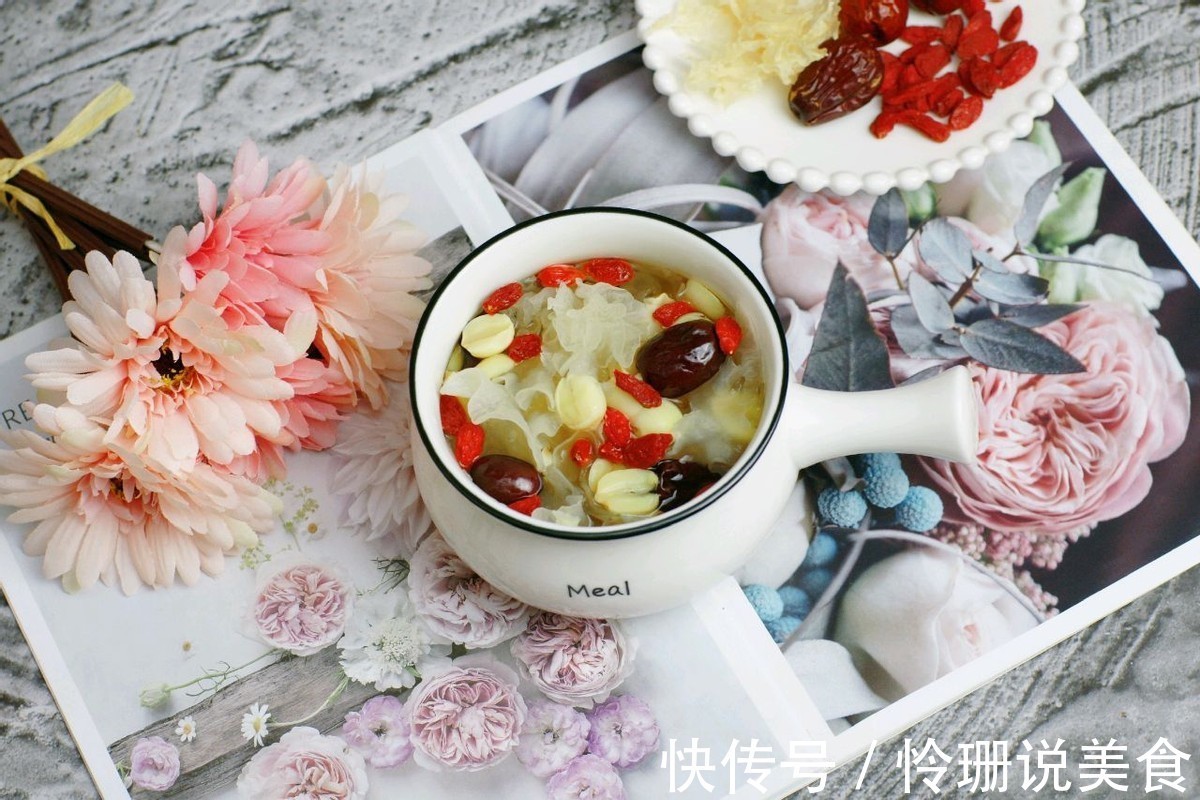 美味银耳莲子羹,营养丰富滋补身体,一个电饭锅就可以做