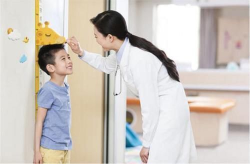 青春期|小学生身高也有标准,毕业前到达150才合格,你家孩子达标没?