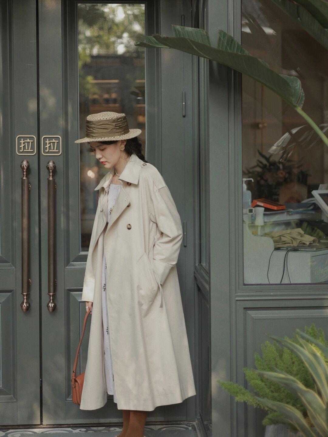 精致女人 裙子配风衣该怎么搭，学会这几招，做个精致女人