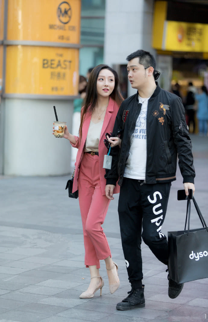  长裙|街拍：喜欢穿低领长裙的小姐姐，身材都很迷人