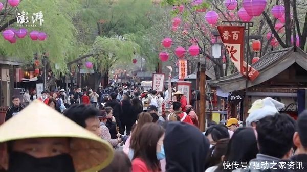 上万游客涌入石桥 清明上河园回应：随时入园