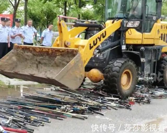湖北十堰集中销毁违规鱼竿400多支,用推土机压,厂家笑了?