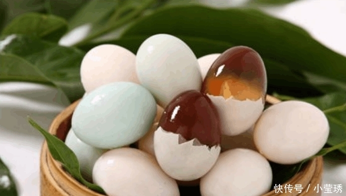 切皮蛋时, 蛋黄总会沾在刀上? 凉菜师傅教你一招搞定