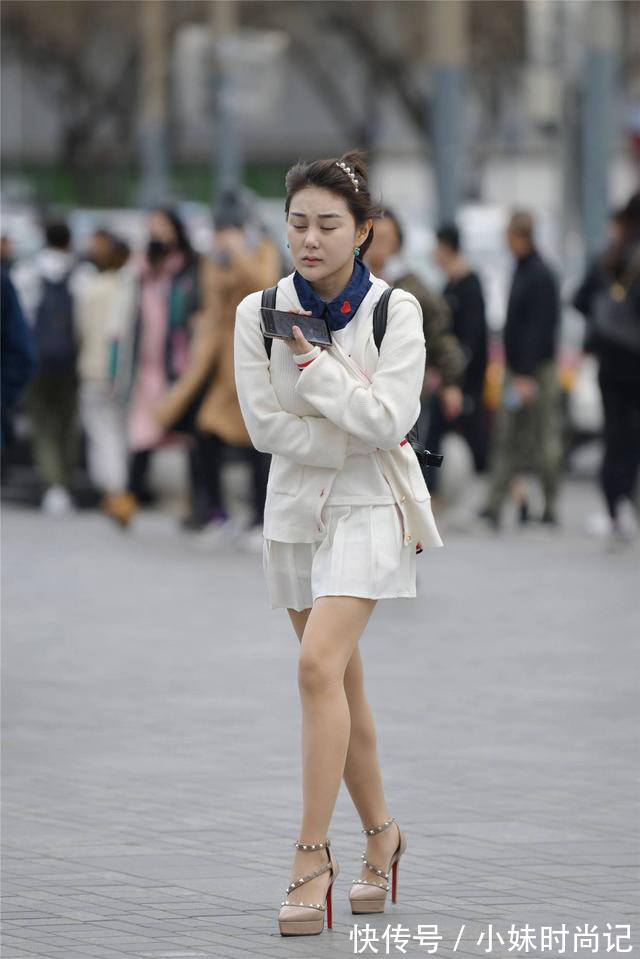 春天|街拍白色百褶裙气质美女,配10多厘米的细高跟,这样走路累吗?