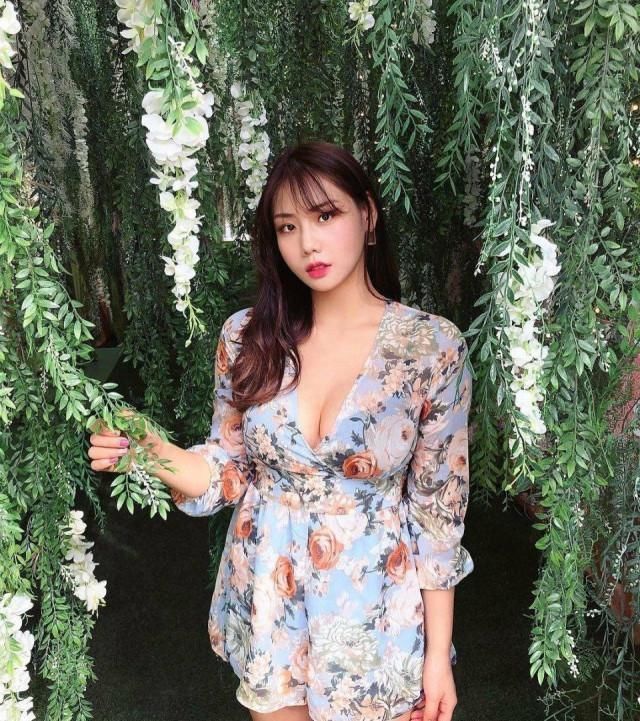 时髦|美景配佳人,时髦穿着的表姐,真的就是美不胜收