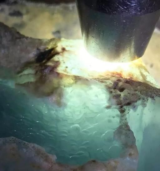 石木|翡翠原石木那白黄沙皮原料,切开后震惊了