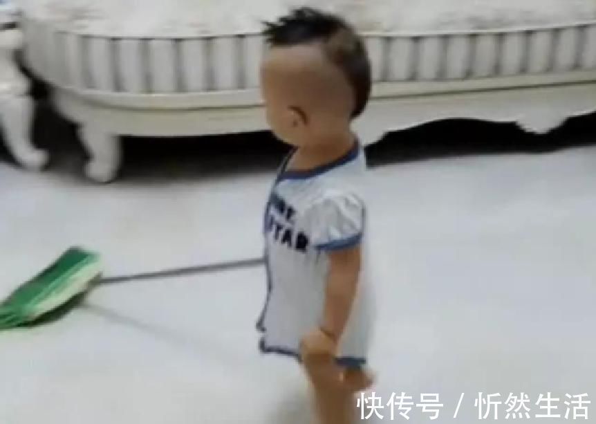 男宝宝|妈妈假装不舒服,2岁男宝宝看到后,接下来的行为暖化人心