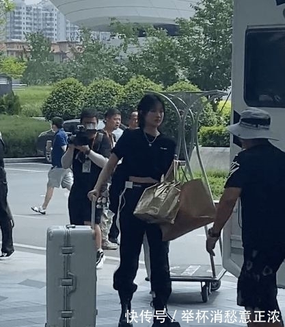 常駐嘉賓|《中餐廳5》路透,周也丁真逛超市顏值扛打,姚安娜蠻腰搶鏡