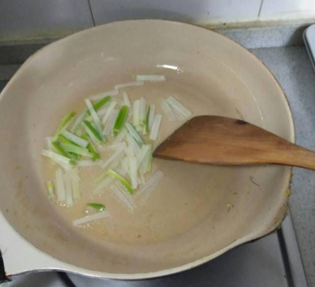 香芹炒鸡蛋,入口充满了香味,很嫩,大人小孩都喜欢