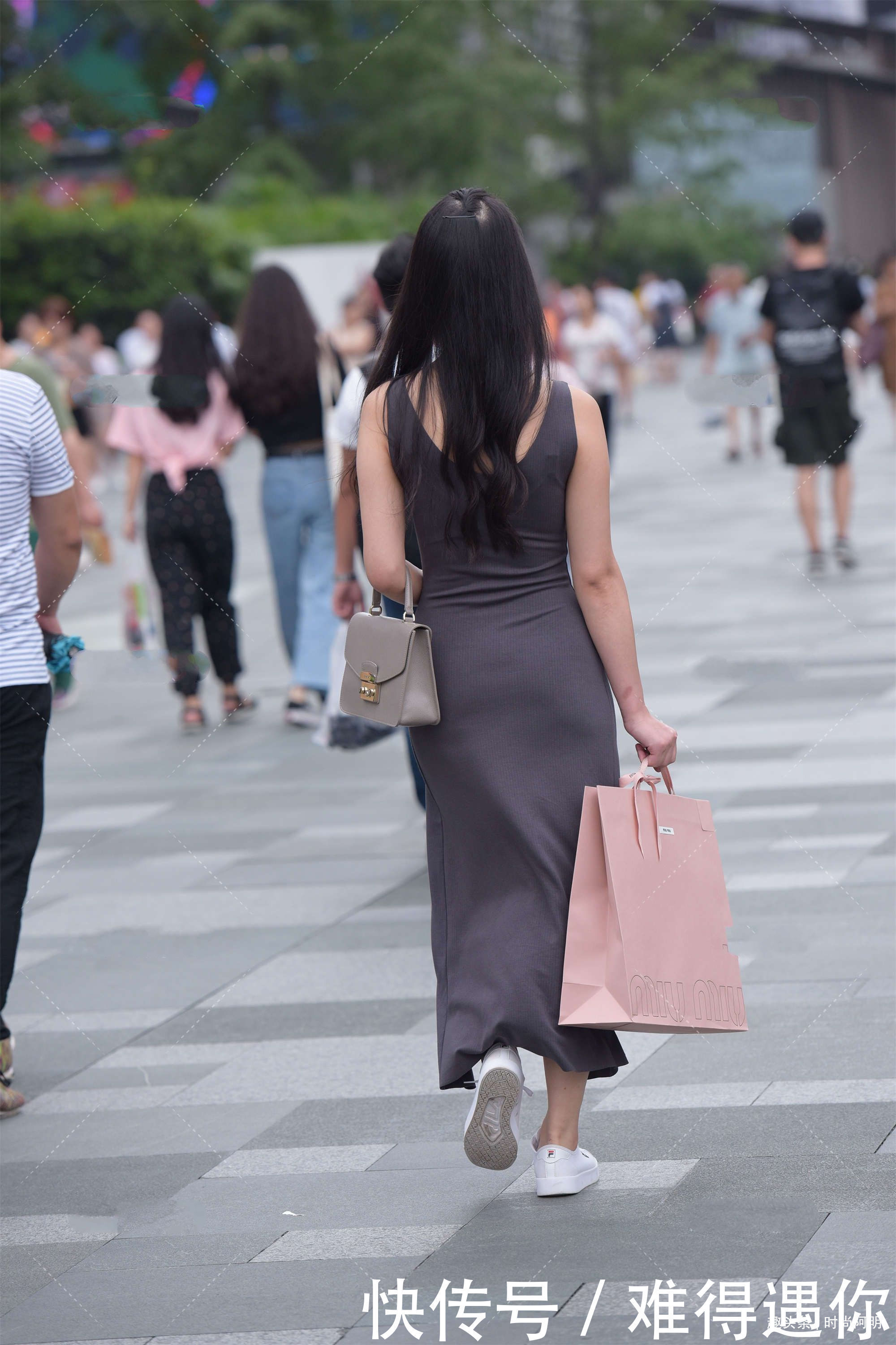 灰色针织连衣裙,效果十分正式优雅,也带有温柔休闲