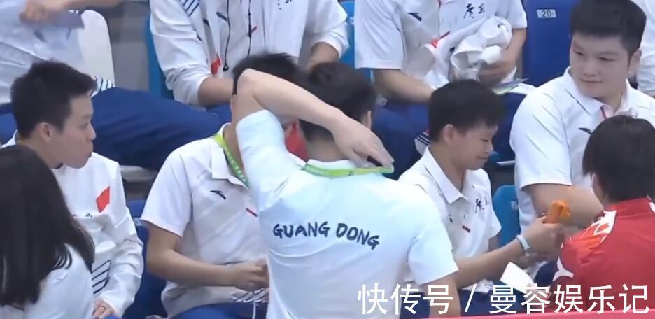 樊振东|狠咬一大口!师姐抢吃全红婵火腿肠,红姐一脸懵,转向樊振东抱怨