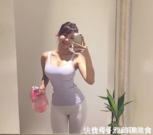 紧身 美女穿搭紧致打底裤简约时尚优雅，尽显年轻人的随性不羁