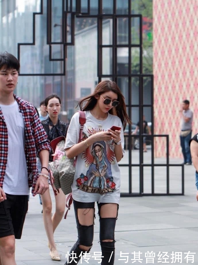 俊美|街拍:清凉上街俊美的美女,穿衣走心休闲舒适又不失时尚感!