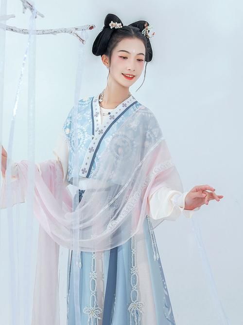  襦裙型汉服真不算什么，当汉服“破裙”流行起来，路人也会心动