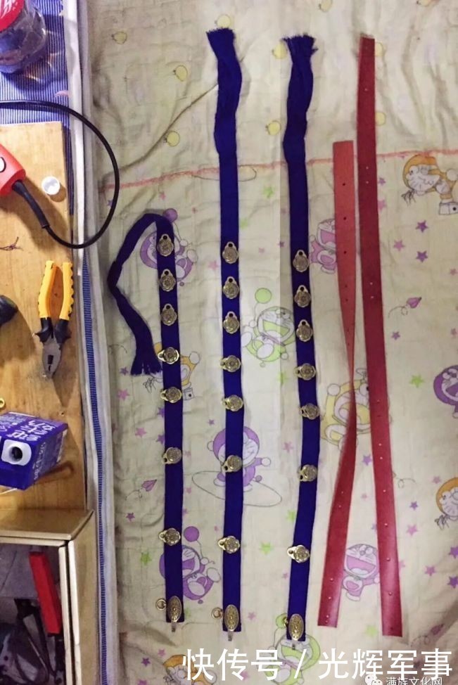 满洲的铠甲为何外边看不到甲片?