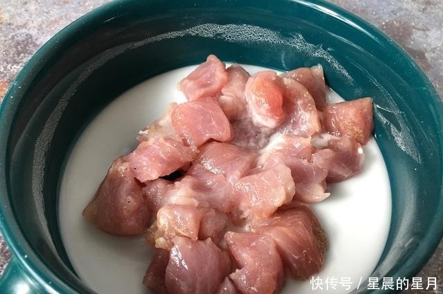  炸肉|香酥“干炸肉段”，掌握小技巧，肉块轻松挂糊