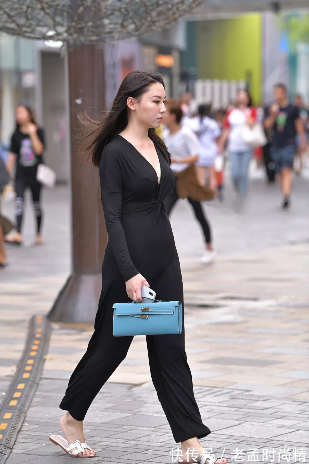 穿搭 街跑路人,深V系穿搭参考,让你展现自信时尚的魅力