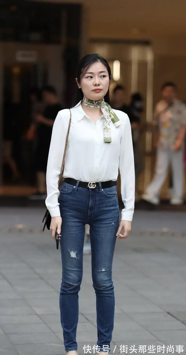 围巾 小姐姐好时髦,白衬衣配修身牛仔裤显腿细,带绿色印花围巾更减龄!