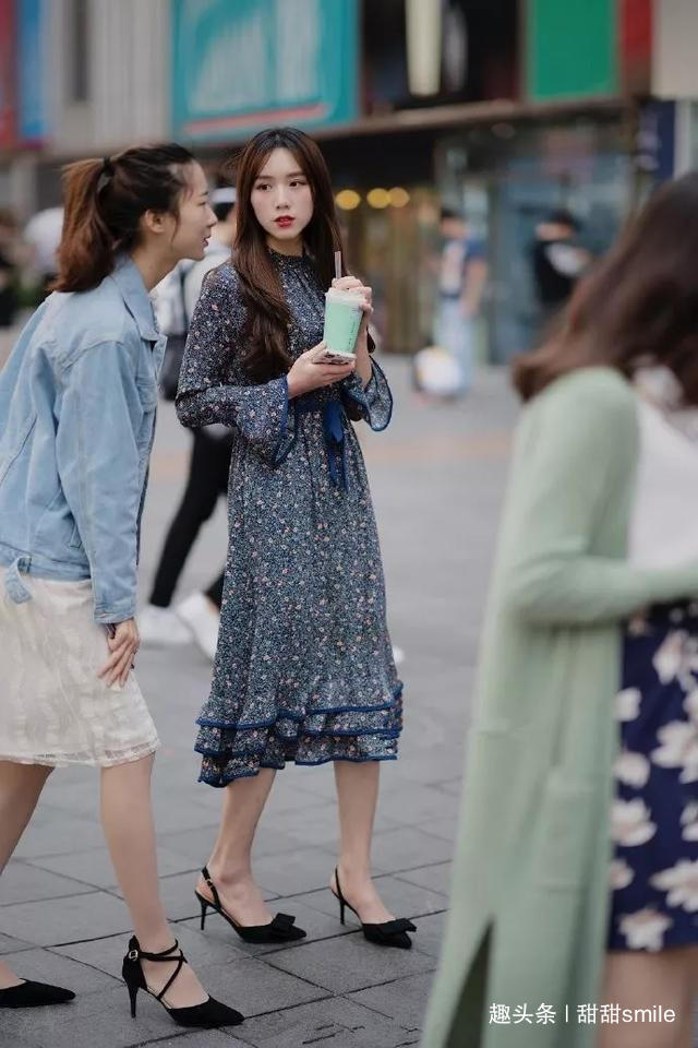 小姐姐 美女身穿白色连衣裙搭配尖头的高跟鞋，更加闪闪发光惹人爱了