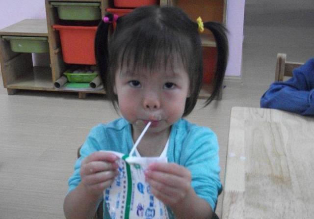 积食|12女孩连续6年睡前喝奶,一年身高仅长1.5cm,医生:无知