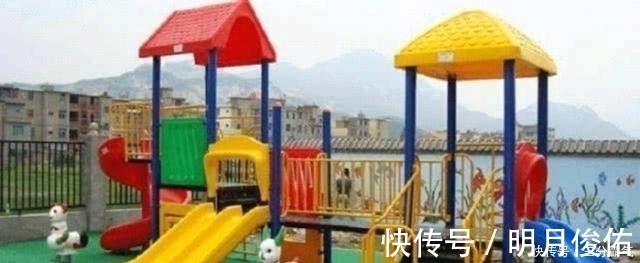 父母们|4岁的女孩被父亲留在车里7个小时,不料就离开了爸爸幼儿园要负很多责任