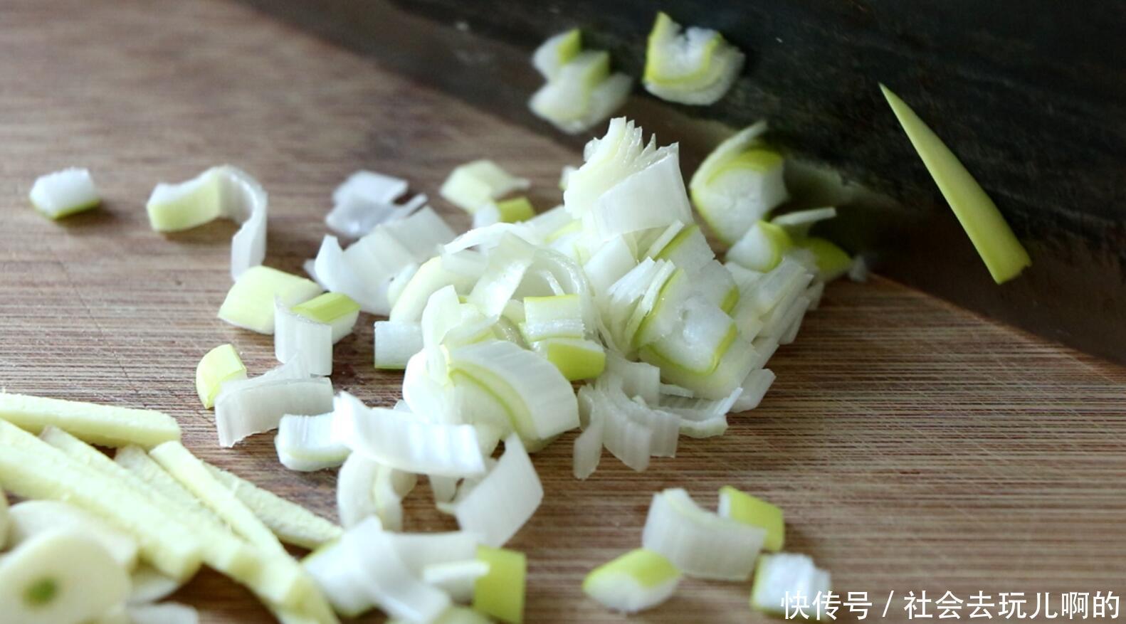 超爱|天气凉了，煮上一锅金针菇番茄汤，汤汁多，保暖又下饭，超爱吃