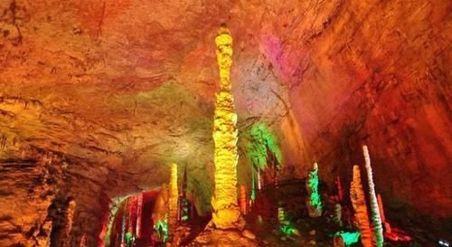 中国“最大”的溶洞之一，誉为“地心之门”，长30公里，宽达80米
