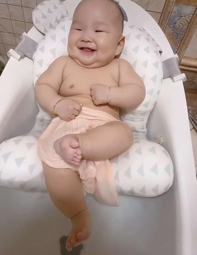 二郎腿|“最有范儿宝宝”火了,洗澡的时候翘着二郎腿,从容等待妈妈伺候